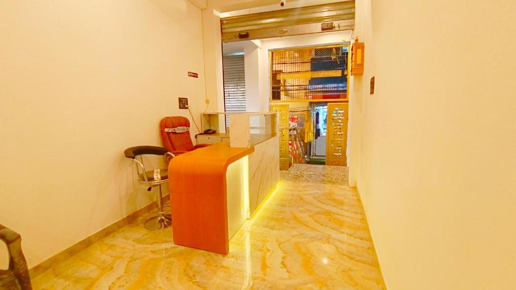 a room with a desk with a television in it at Pushpa Homestay in Varanasi