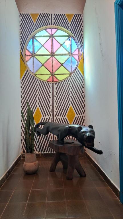 una persona sdraiata su una panchina in una stanza con un dipinto di Hospedagem Aldeia Multiétnica a Alto Paraíso de Goiás