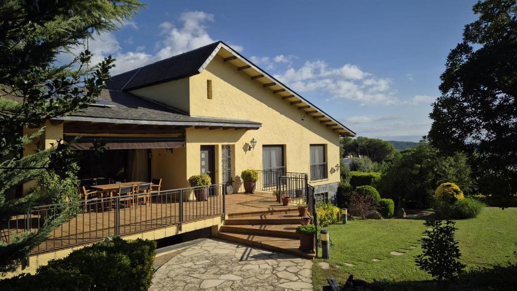 a house with a balcony and a patio at Roques Grosses in Santa María de Palautordera