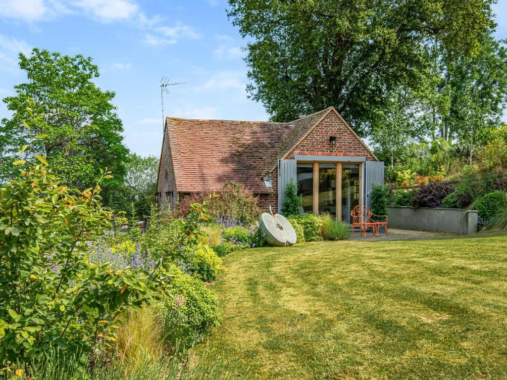 Taman di luar The Cottage High Wykehurst End
