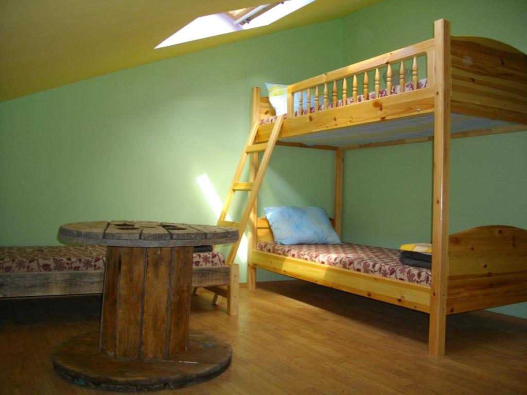 ソゾポルにあるJust a Hostelの二段ベッド2台とテーブルが備わる客室です。