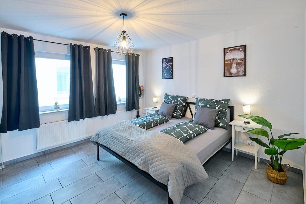 Postel nebo postele na pokoji v ubytování Wohlfühlnest St Leon Rot Aufzug Klima Balkon