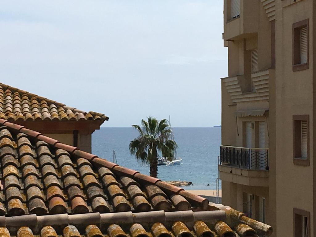 una vista del océano desde el techo de un edificio en Aiguaneu S´Ermita, en Blanes