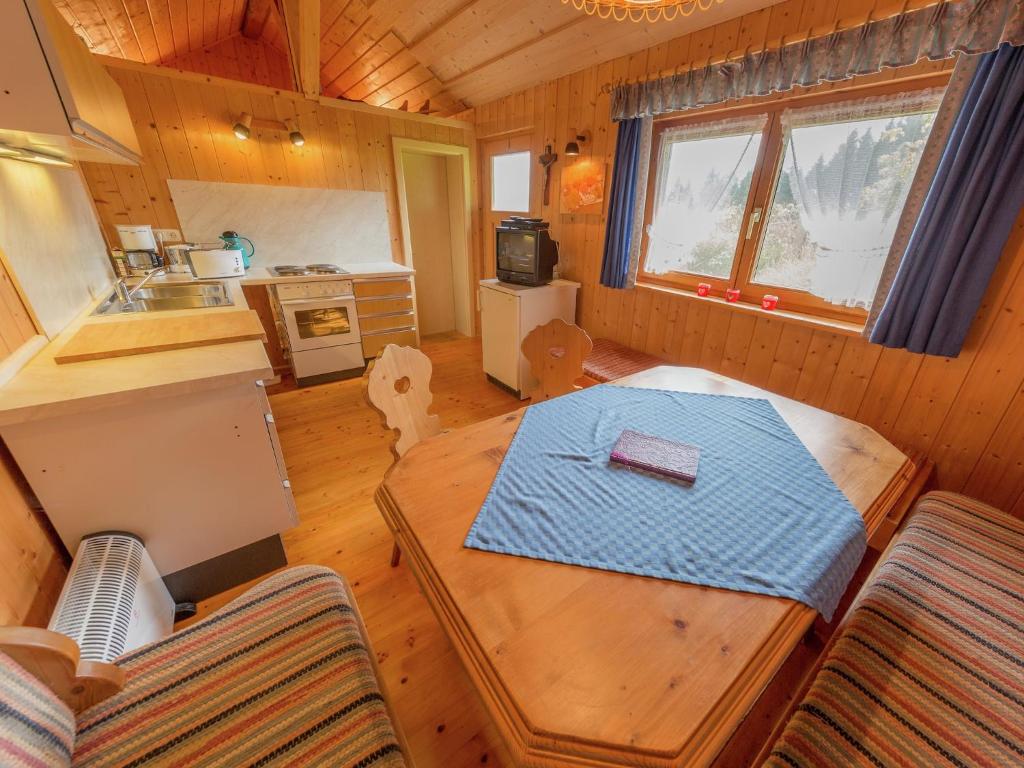 eine Küche mit einem Holztisch in einem Zimmer in der Unterkunft Idyllisches Ferienhaus mit Terrasse in Hohenpeißenberg