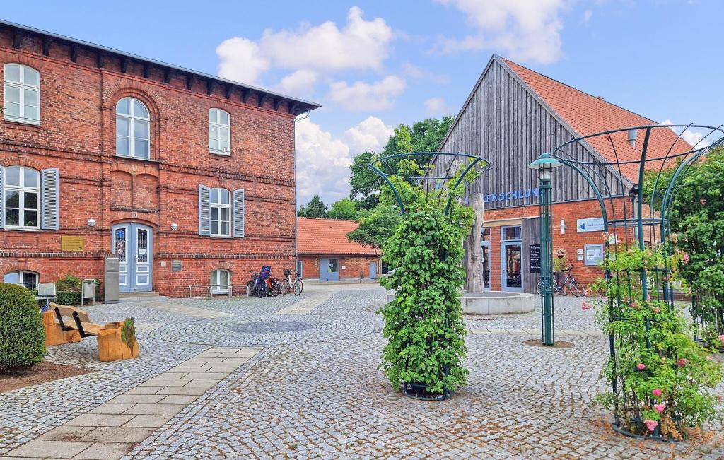an old brick building with a ivy growing on it at Ferienwohnung Eggesin in Eggesin