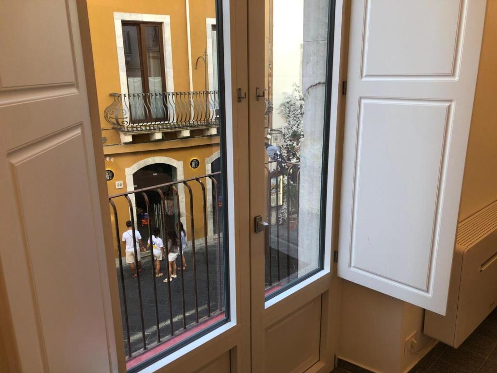 SuiteSweetGiovanna في تاورمينا: باب بلكونه مطل على مبنى