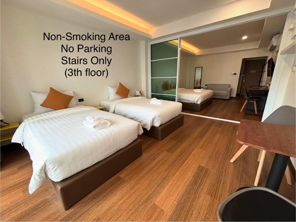 Laloon Guesthouse - Quadruple Room With Private Bathroom