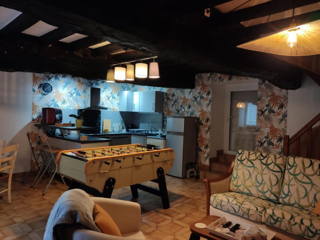 een woonkamer met een tafeltennistafel. bij Le Bis in Guer