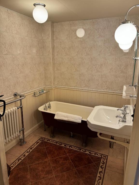 The White Lion Hotel - Double Room With Private Bathroom