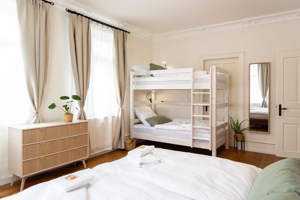 een slaapkamer met 2 stapelbedden en een spiegel bij Charaktervolle 122qm Altbau-Ferienwohnung mit Stuck, viel Platz für Familien & Gruppen bis zu 8 Personen, Parkplatz inklusive in Baiersbronn