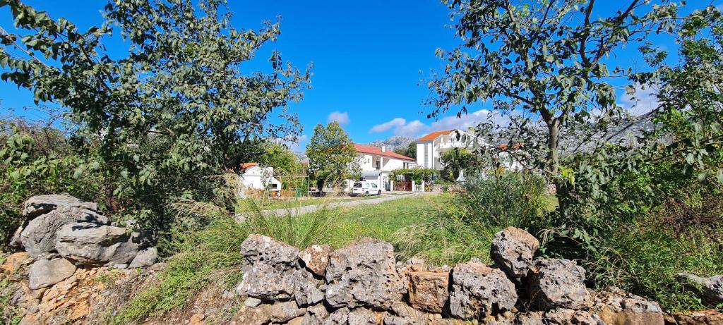 a stone wall in front of a house at Batea 1 in Seline