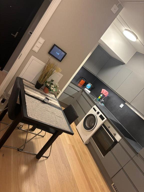 una vista sul soffitto di una cucina con tavolo in una stanza di Solheim a Lillestrøm