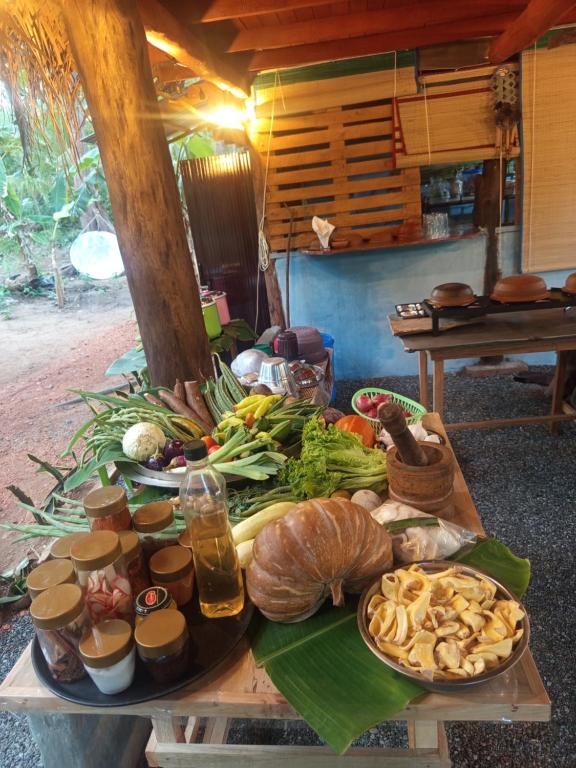 Ein Tisch mit einem Haufen Essen drauf. in der Unterkunft Sigiri Hunter's Eco Tree lodge in Sigiriya
