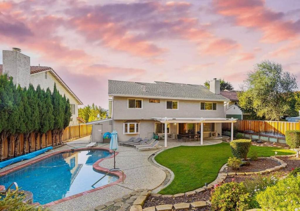 Πισίνα στο ή κοντά στο @ Marbella Lane - 4BR Cozy home in SJ Pool