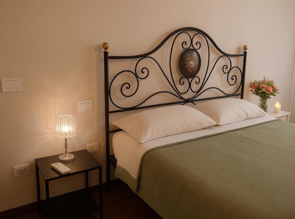 ベヴァーニャにあるCasa degli Zii, relax a Bevagna AC e zanzariereのベッドルーム1室(ベッド1台、ヘッドボード、テーブル付)