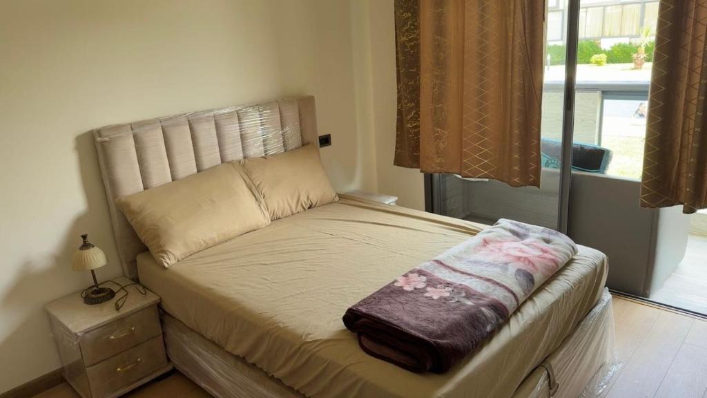 a bed in a room with a window at Appartement tamaris les crêtes in Casablanca