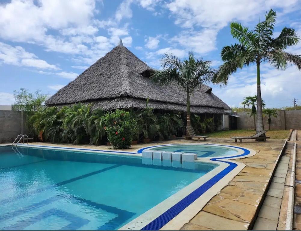 Bazén v ubytování Wavefront Air-bnb studio Shanzu,Mombasa nebo v jeho okolí