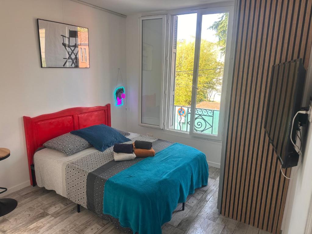 sypialnia z łóżkiem i dużym oknem w obiekcie Studio and gallery w Cannes