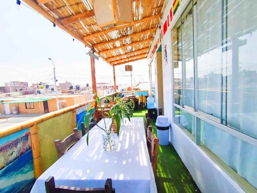 a table on the balcony of a building at HOSPEDAJE WELCOME PARACAS peru in Paracas