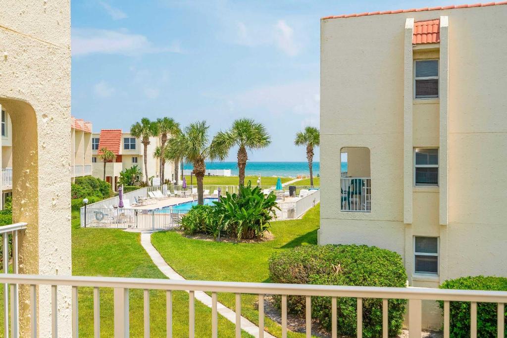 une vue sur la plage depuis le balcon d'un condo dans l'établissement Deluxe Ocean View Townhouse Condo C-38, à Saint Augustine Beach