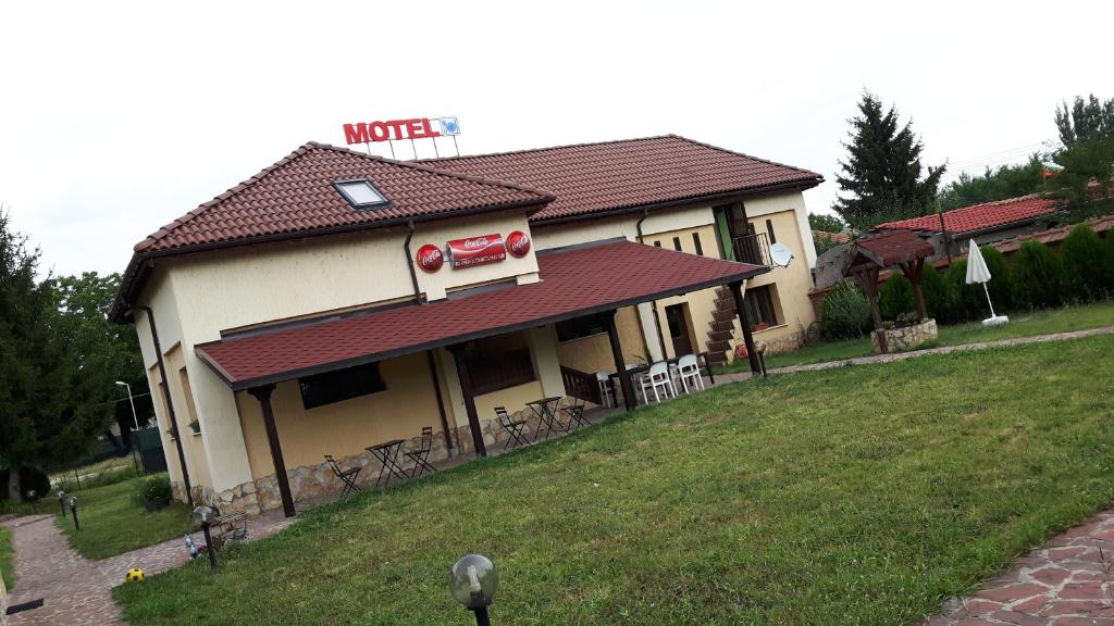 a building with a hot dog sign on it at Complex Fretly in Gorni Dŭbnik