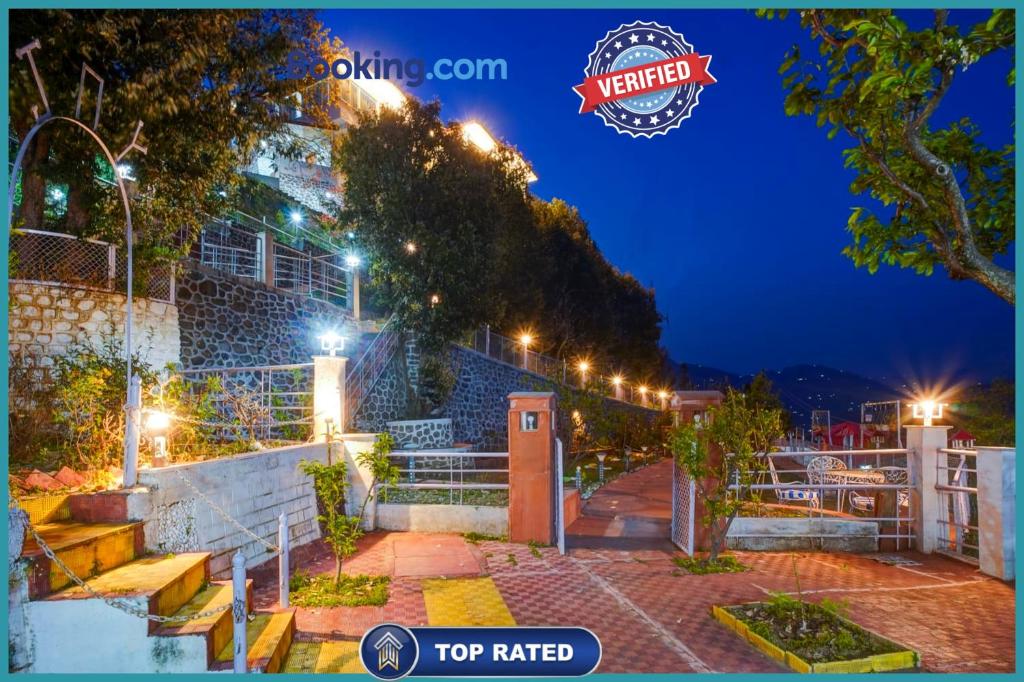 Κήπος έξω από το Hotel ! Ambience Peachwood !! Resort Nainital with -Restaurant -Parking -Mountain View -Hustlefree -noisefree -playingarea #wifi - Near Bohra kot Ram Garh Park- A Premium Hotel In Nainital