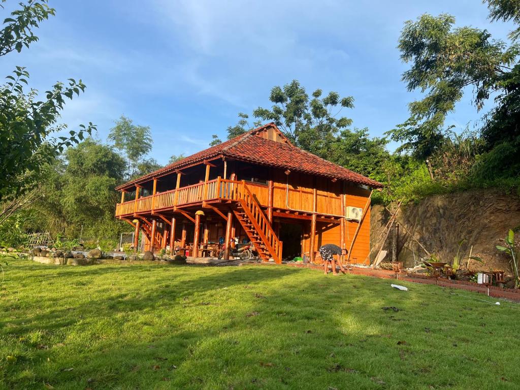 Lương SơnにあるMK Homeの芝生の前に広い木造家屋