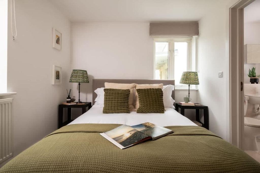 Katil atau katil-katil dalam bilik di Modern Cotswolds lakeside retreat spa and pool
