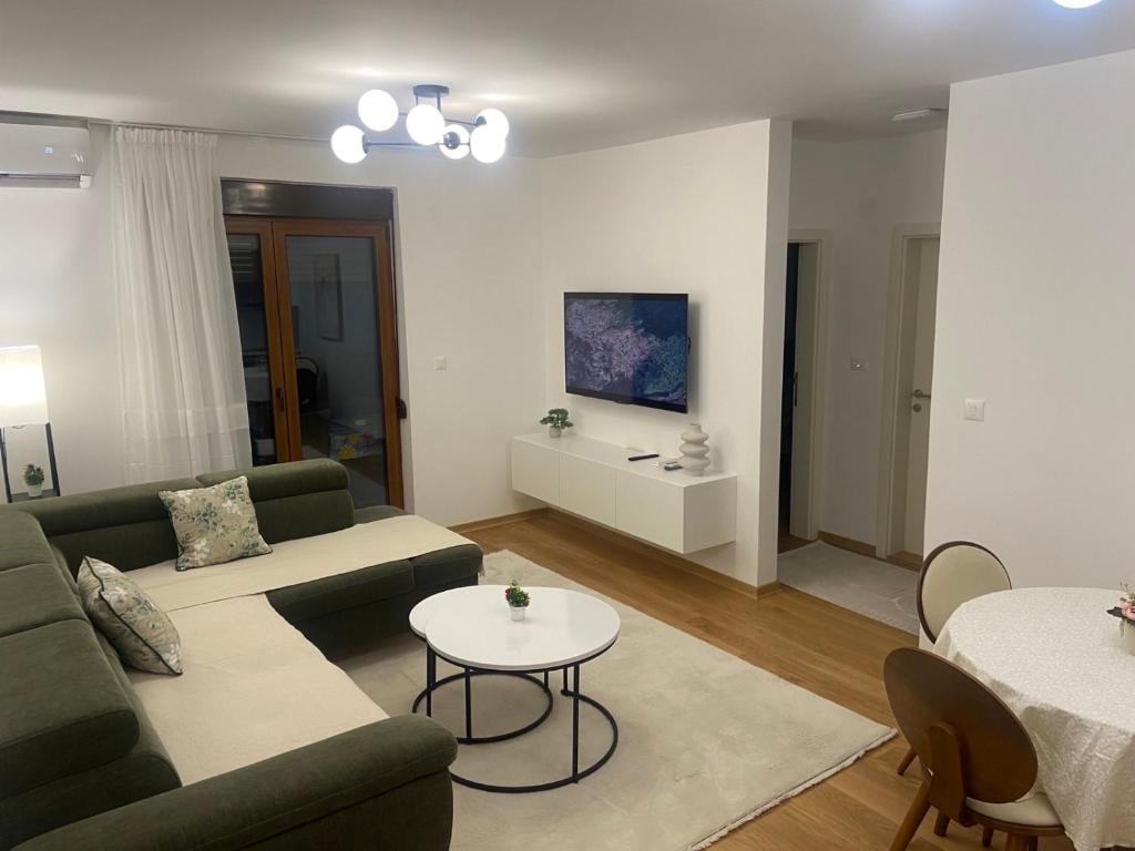 a living room with a couch and a table at Maya 2 apartman sa dve spavace sobe in Vrnjačka Banja