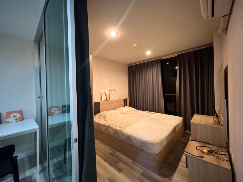 a small bedroom with a bed and a window at Secret Pastel Room Laksi Donmuang Airport ห้องลับพาสเทลหลักสี่สนามบินดอนเมือง in Lak Si