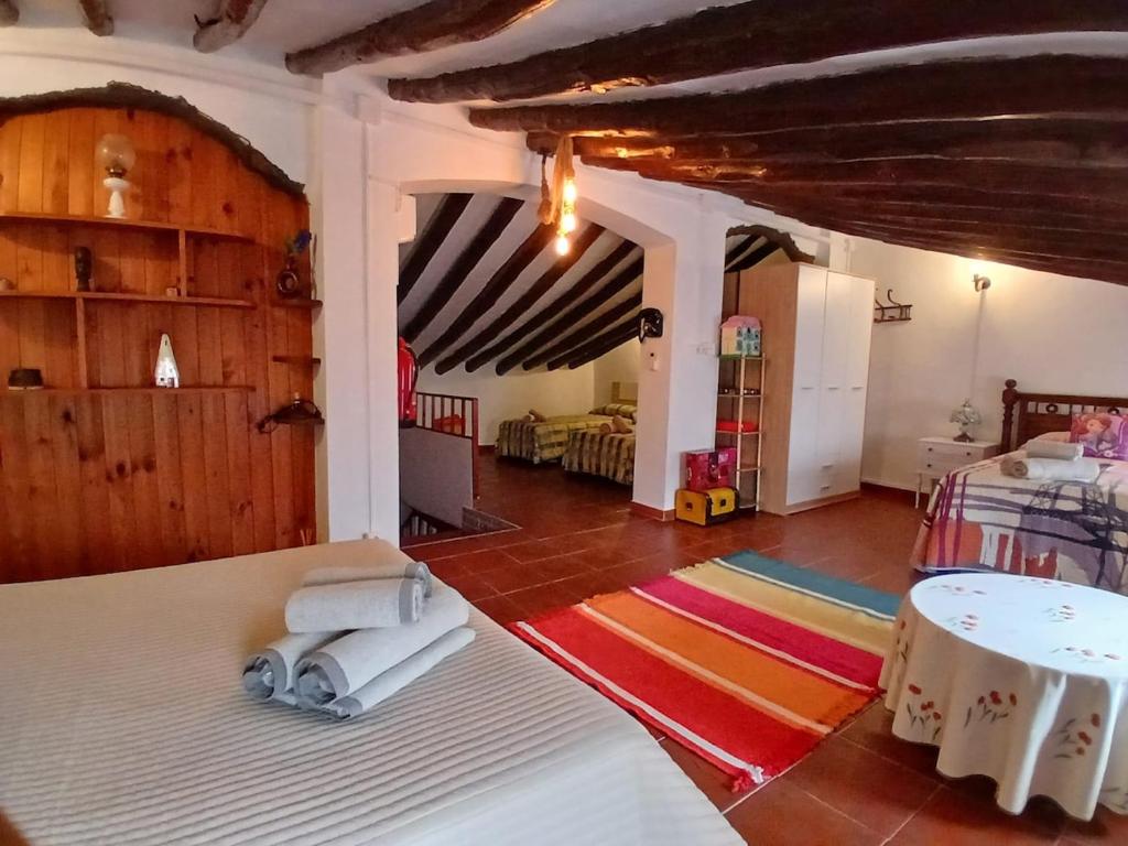 Postel nebo postele na pokoji v ubytování Casa de la Cueva