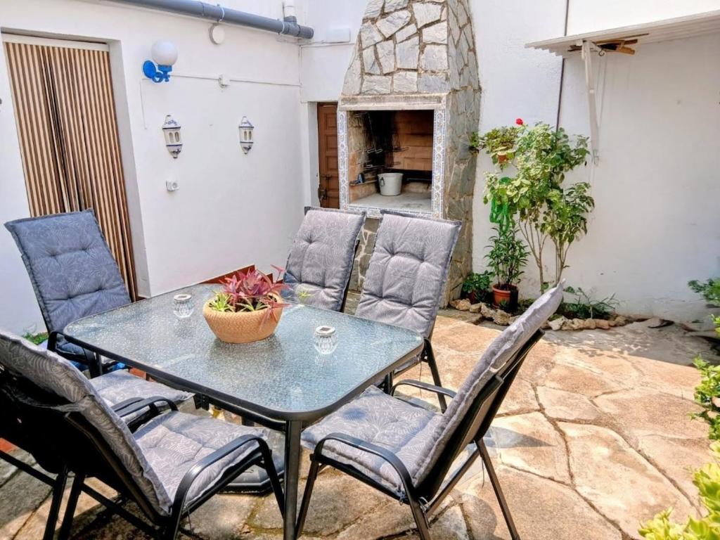 a patio with a table and four chairs at Casa de la Cueva in Figueroles