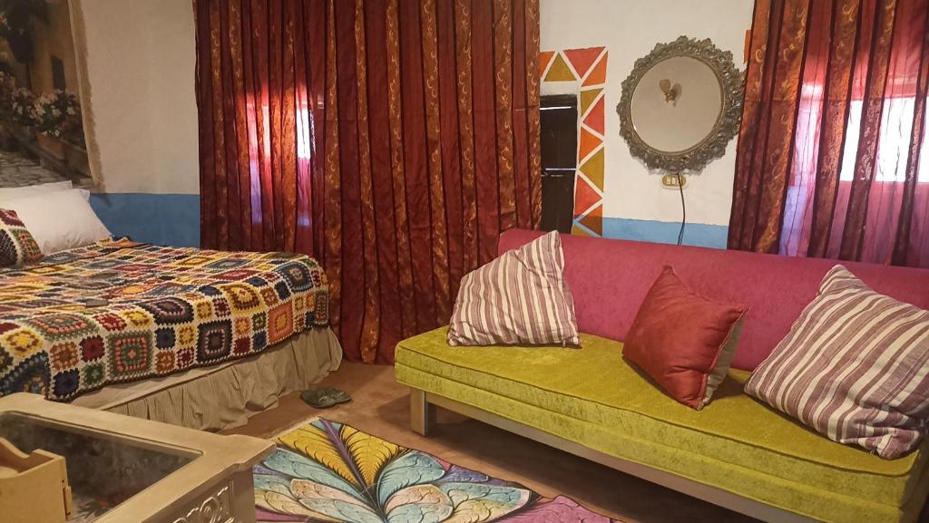 Ένα ή περισσότερα κρεβάτια σε δωμάτιο στο Siwa Bait Ward Home