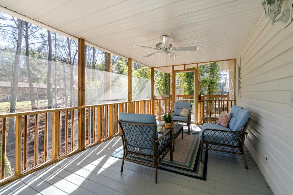Μπαλκόνι ή βεράντα στο Decked Out Getaway Pine MTN Trail Pet Friendly