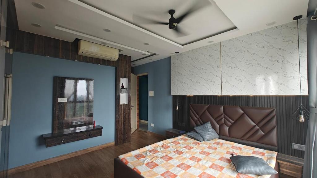 Ένα ή περισσότερα κρεβάτια σε δωμάτιο στο 3BHK Fully furnished, Lake View in Newtown