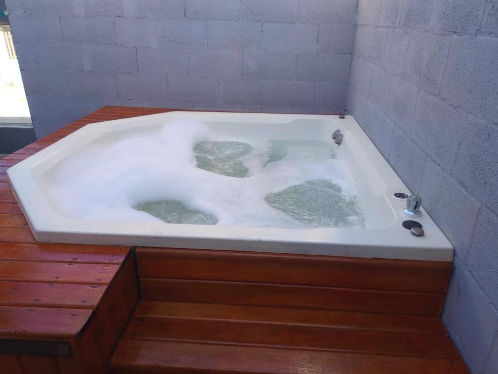 Una bañera con piedras en un baño. en Porto Casa Spa, en Penha