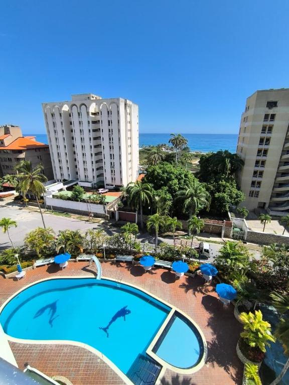 ein großer Pool vor einigen Gebäuden in der Unterkunft Apartamento de Ensueño en Belair Frente al Mar in Caraballeda