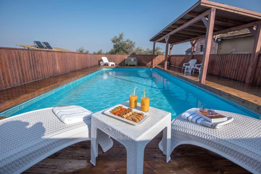 סוויטות פנינת המעיינות- מתחם יוקרתי בלב עמק המעיינות עם שקט מוחלט בריכה מפנקת וגקוזי בכל סוויטה