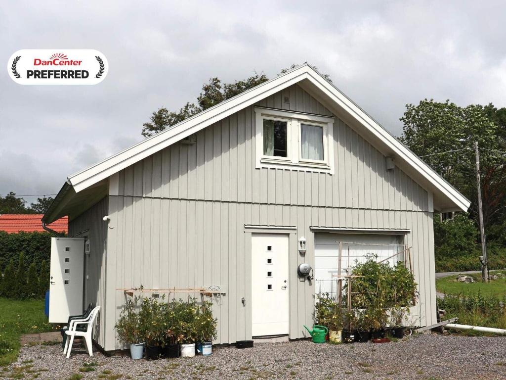 Onsalaにある4 person holiday home in ONSALA-By Traumの白いガレージ(ドア、窓付)