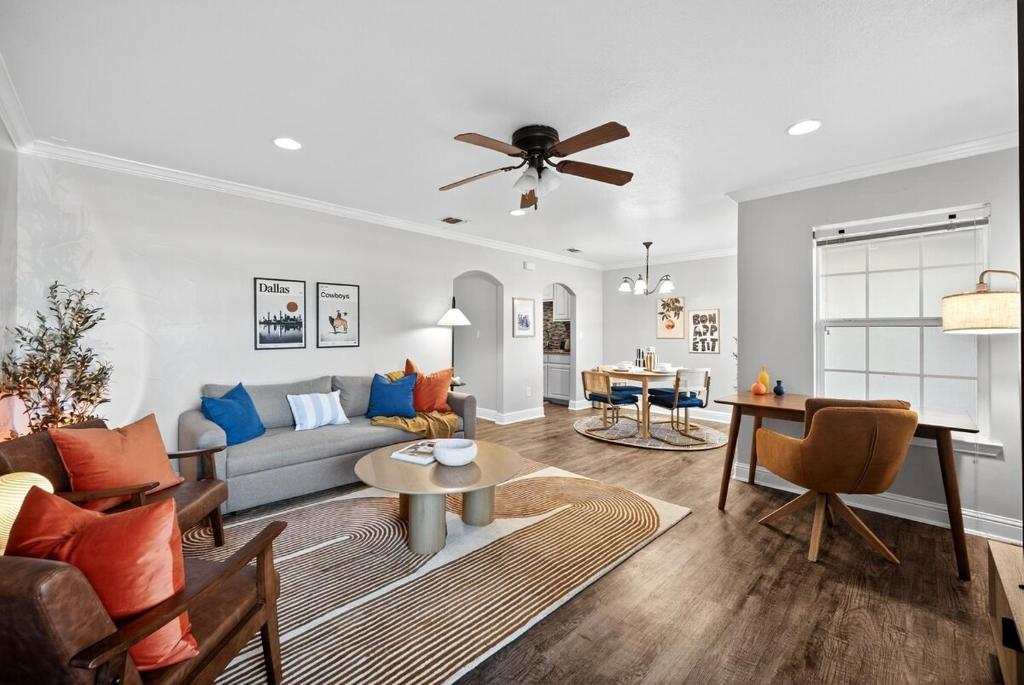アーリントンにあるWalk to AT&T Stadium - Modern 2BR With Backyardのソファとテーブルのあるリビングルーム