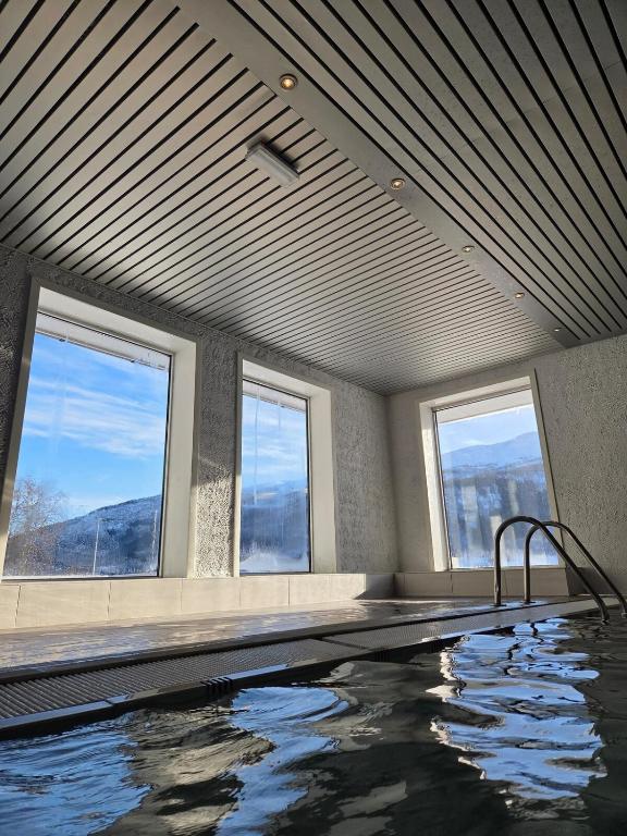 Πισίνα στο ή κοντά στο "Little Mountain Paradise" studio apartment at Oppheim Resort