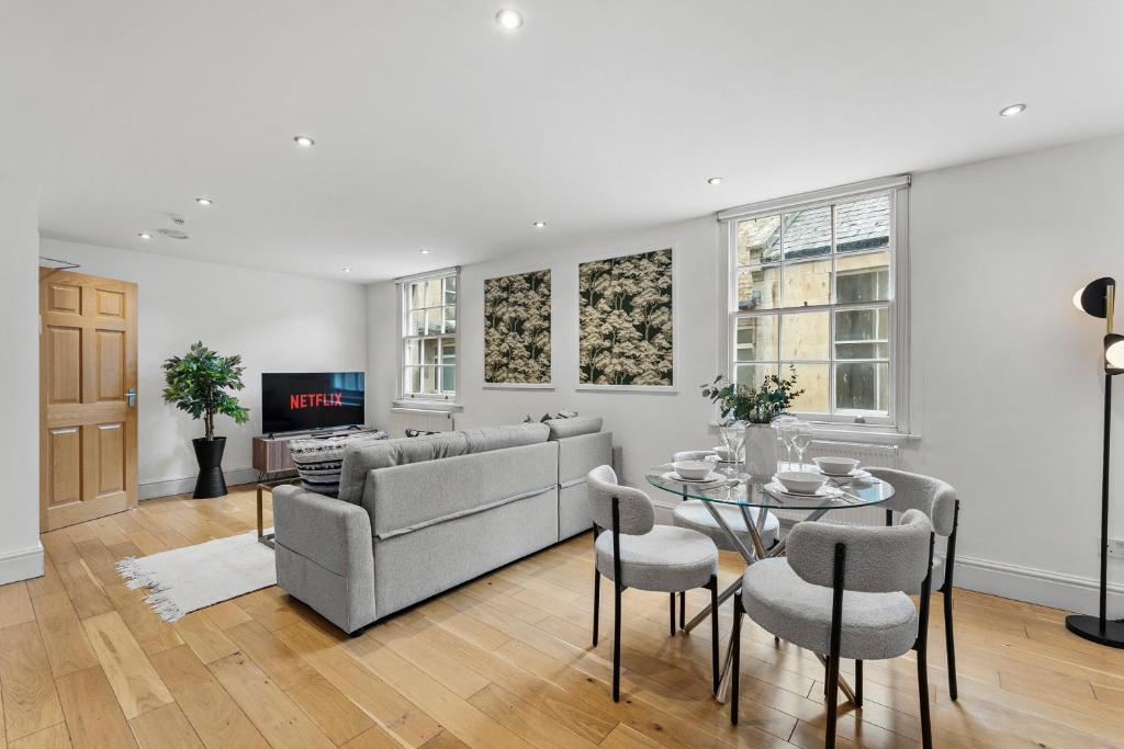 una sala de estar con un sofá y una mesa en The Roman Bath Apartments - The Gatsby, en Bath