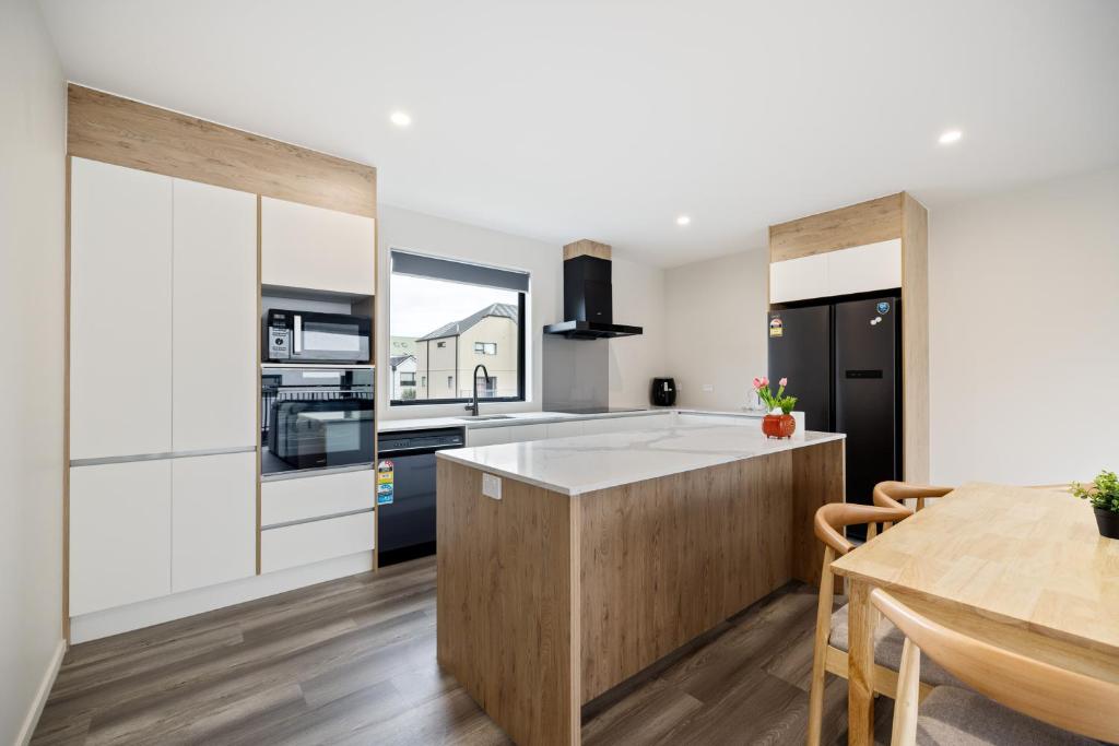 New 3BR with garage - Central Stay Near Christchurch Best - Resim 28