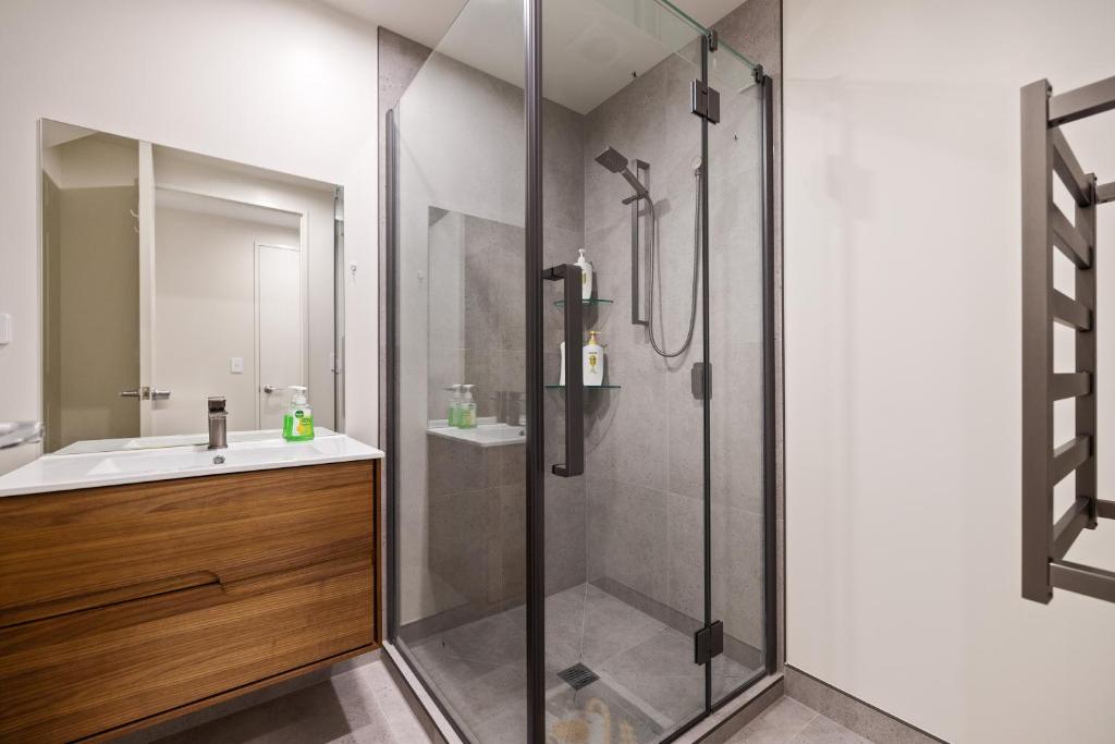 New 3BR with garage - Central Stay Near Christchurch Best - Resim 8