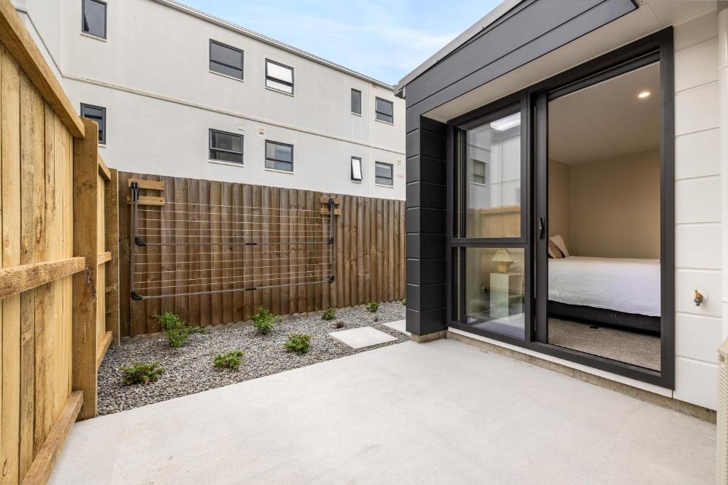 New 3BR with garage - Central Stay Near Christchurch Best - Resim 17