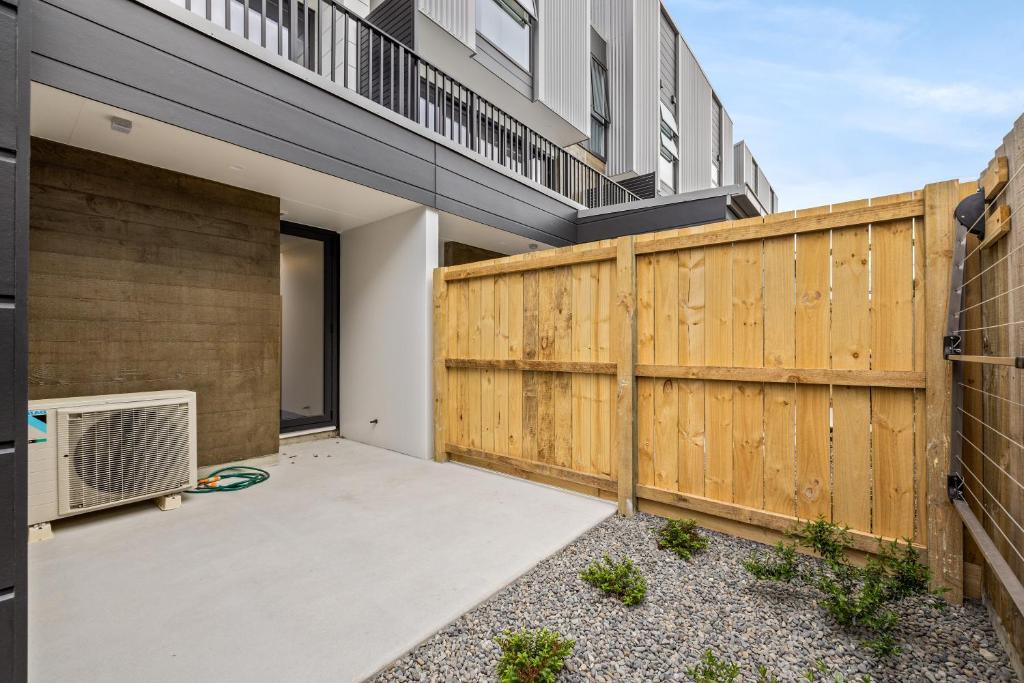 New 3BR with garage - Central Stay Near Christchurch Best - Resim 18