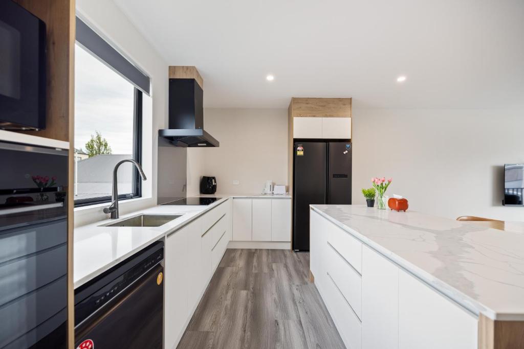 10min walk to Stadium - Modern 3BR with garage - Resim 11