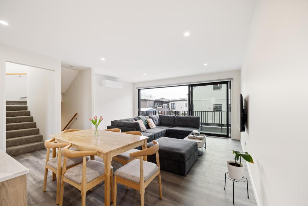 3 BR with garage - Group Getaways Made Easy in Central CHCH - Resim 1