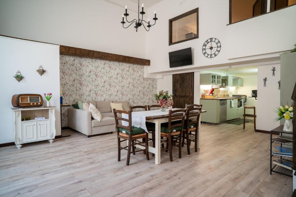une cuisine et un salon avec une table et des chaises dans l'établissement Casa Gianna Holiday Home, à Rutigliano