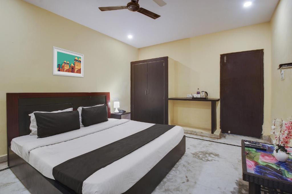 a bedroom with a large bed in a room at Hotel O Anuguna Tulasi Grand Near JNTU University Hyderabad in Hyderabad